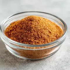 En skål med hemmagjord tacokrydda, perfekt för ditt nästa tacorecept.