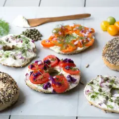 Färgglada bagels med krämig topping, tomat, lök och dill. Ett härligt bagels recept för frukost eller brunch.