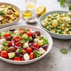 Tre skålar med kall sommarmat: en grekisk sallad, potatissallad och pastasallad. Perfekt för en varm dag.