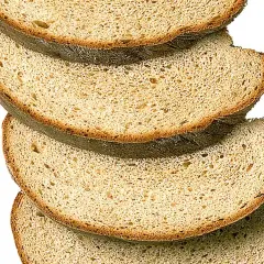 Skivor av mörkt bröd staplade på varandra. Perfekt för ett gott limpa recept.