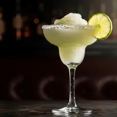 En iskall frozen margarita med saltkant och limeklyfta, perfekt för en varm sommardag.