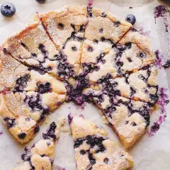 En saftig blåbärskaka, perfekt för fika. Dessa bak tips ger en härlig smakupplevelse.