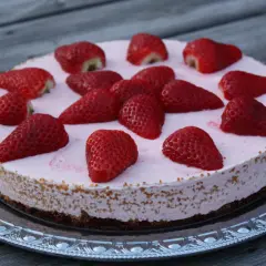 En fryst cheesecake med jordgubbar, perfekt för en sommardag.