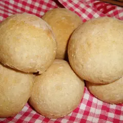 Nybakade bullar på en rödvitrutig duk. Perfekt för ett gott manitoba cream recept.