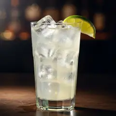 Ett glas med is och en limeklyfta, en uppfriskande cointreau drink.