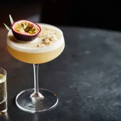En Pornstar Martini med passionsfrukt och en shot vid sidan.