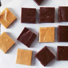 Fudge utan choklad i ljusa och mörka varianter, perfekt för fika.