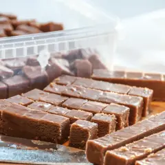 Fudge i en burk och uppskuren på ett bräde. Perfekt för ett enkelt fudge recept choklad.