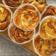 Nybakade bullar med mandelmassa, vackert snurrade och glansiga, redo att avnjutas.