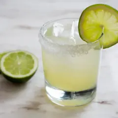En klassisk margarita med saltkant och lime. Perfekt för ett somrigt margarita recept.