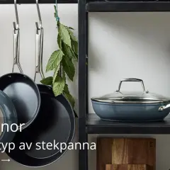 Hängande stekpannor och en med lock på hyllan. Lär dig hur diskar man en stekpanna för att hålla den fin.