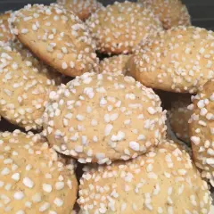 En hög med gyllene mandelkubbar, perfekta för ett enkelt mandelkubb recept. De är toppade med pärlsocker för extra krispighet.