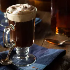 En värmande irish coffee med vispad grädde och kanel.