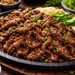 En portion saftig bulgogi, perfekt för ett hemlagat bulgogi recept. Serveras med nudlar och grönsaker.