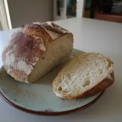Nybakad limpa på en tallrik, perfekt för ett enkelt baguette recept.