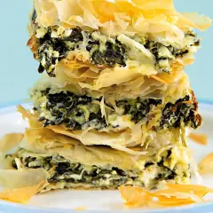 En stapel krispiga filodegsrutor fyllda med spenat och ost. Ett läckert filodeg recept som passar perfekt till middagen.