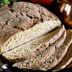 Ett nybakat, grovt rågbröd med en vacker skorpa, skuret i skivor. Perfekt för en rejäl frukost eller som tillbehör till soppan.