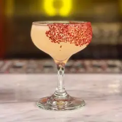 En läcker spicy margarita med en röd, kryddig kant. Perfekt för dig som söker ett spännande recept.