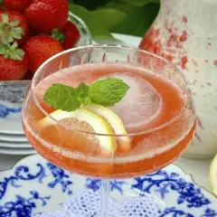 En uppfriskande midsommar drink med jordgubbar, citron och mynta. Perfekt för en solig dag!