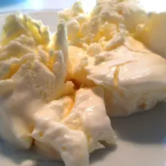 Krämig glass med smak av citron, perfekt för en varm sommardag. En härlig lemon curd glass.