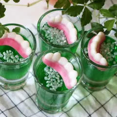 Gröna jello shots med godiständer och strössel. Ett roligt jello shots recept med gelatinpulver för festen.