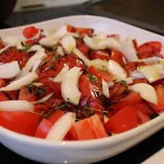 Tomatsallad med lök och örter, redo för ugnen på 200 grader varmluft.