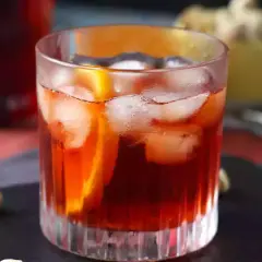 Ett glas Negroni med is och apelsinskiva, perfekt för att följa ett negroni recept.