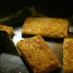 Gyldene skiver av brioche steker i en varm stekepanne. Snart redo att baka brioche!