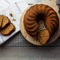 En saftig sockerkaka, likt mjuka pepparkakor i smaken, ligger på ett träfat. Tre skivor ligger bredvid på en vit handduk.