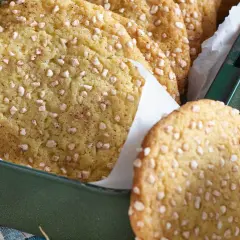 En burk med nybakade snickerdoodles, perfekta för ett mysigt fika. Detta snickerdoodle recept ger härligt sega kakor.