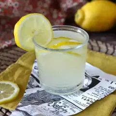 Ett glas uppfriskande lemonad med citronskivor, perfekt för ett hemmagjort limoncello recept.