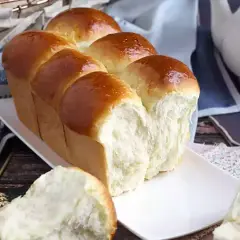 Nybakad brioche, perfekt för frukost eller fika. Detta brioche recept ger fluffigt och gyllene bröd.