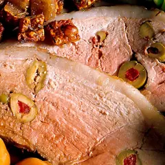 Skinkstek recept: saftig skinkstek fylld med oliver och serverad med potatis och en krispig sallad.