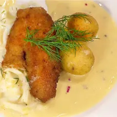Panerad abborre med dill, småpotatis och en krämig sås. Ett klassiskt abborre recept som passar perfekt till helgen.