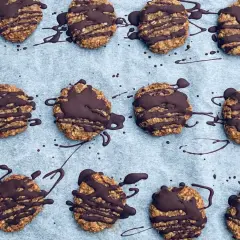 Nyttiga havrekakor med chokladglasyr, redo att avnjutas.