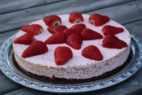 En fryst cheesecake med jordgubbar, perfekt för en sommardag.