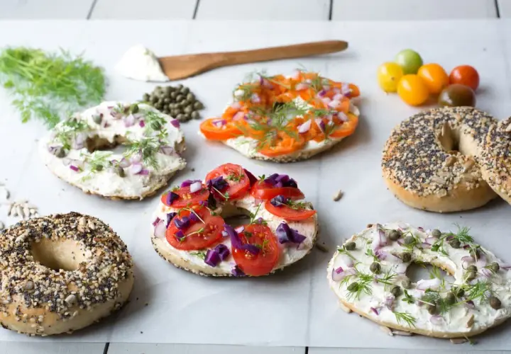 Färgglada bagels med krämig topping, tomat, lök och dill. Ett härligt bagels recept för frukost eller brunch.