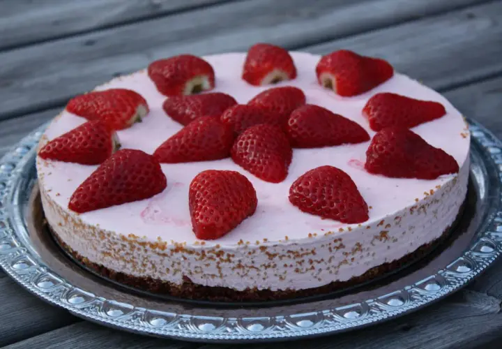 En fryst cheesecake med jordgubbar, perfekt för en sommardag.