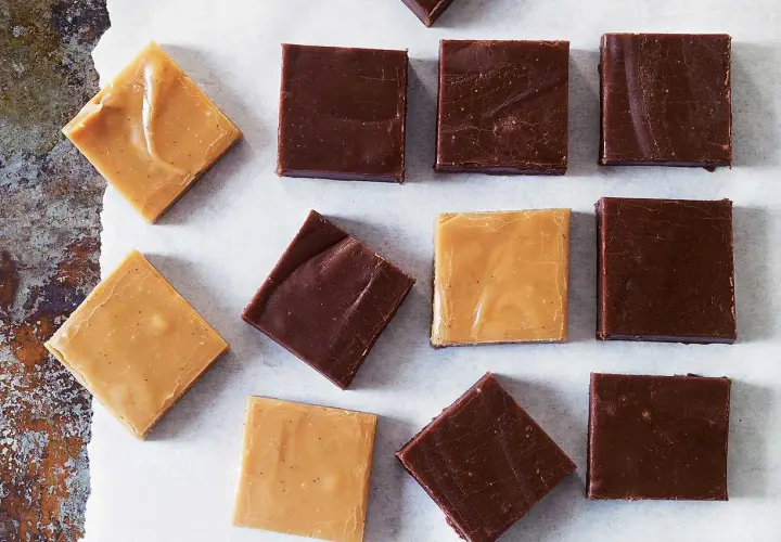 Fudge utan choklad i ljusa och mörka varianter, perfekt för fika.