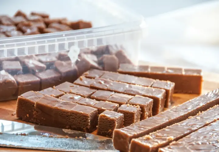 Fudge i en burk och uppskuren på ett bräde. Perfekt för ett enkelt fudge recept choklad.