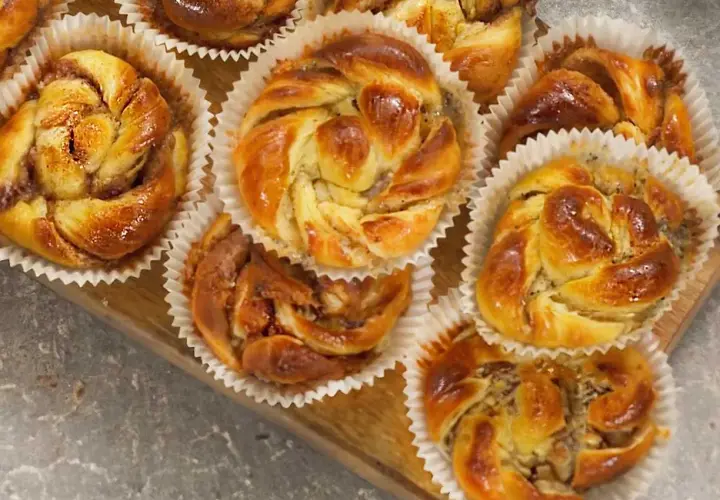 Nybakade bullar med mandelmassa, vackert snurrade och glansiga, redo att avnjutas.