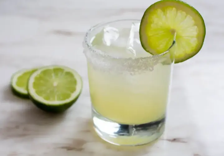 En klassisk margarita med saltkant och lime. Perfekt för ett somrigt margarita recept.