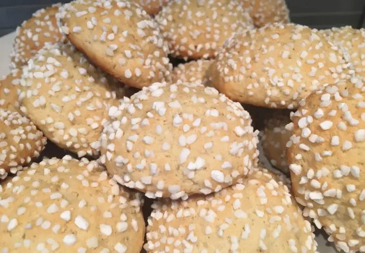 En hög med gyllene mandelkubbar, perfekta för ett enkelt mandelkubb recept. De är toppade med pärlsocker för extra krispighet.