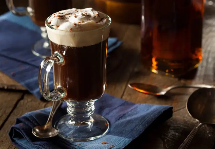 En värmande irish coffee med vispad grädde och kanel.