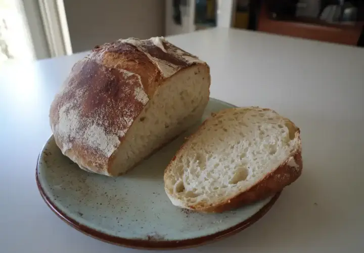 Nybakad limpa på en tallrik, perfekt för ett enkelt baguette recept.