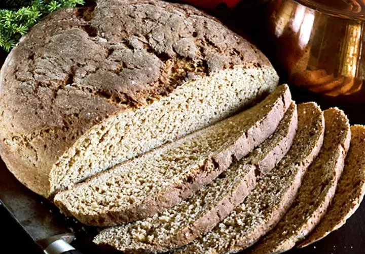 Ett nybakat, grovt rågbröd med en vacker skorpa, skuret i skivor. Perfekt för en rejäl frukost eller som tillbehör till soppan.