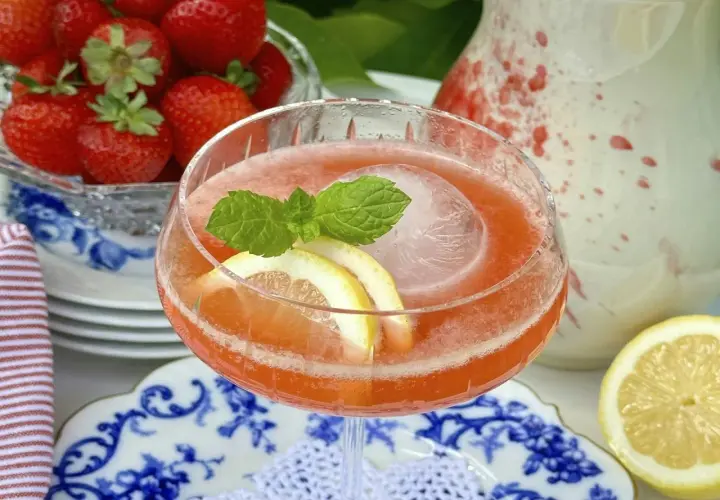En uppfriskande midsommar drink med jordgubbar, citron och mynta. Perfekt för en solig dag!