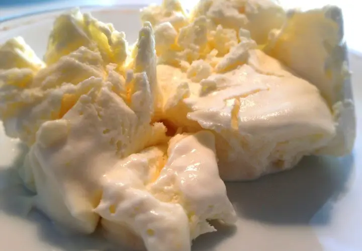 Krämig glass med smak av citron, perfekt för en varm sommardag. En härlig lemon curd glass.