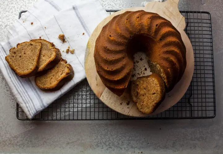En saftig sockerkaka, likt mjuka pepparkakor i smaken, ligger på ett träfat. Tre skivor ligger bredvid på en vit handduk.