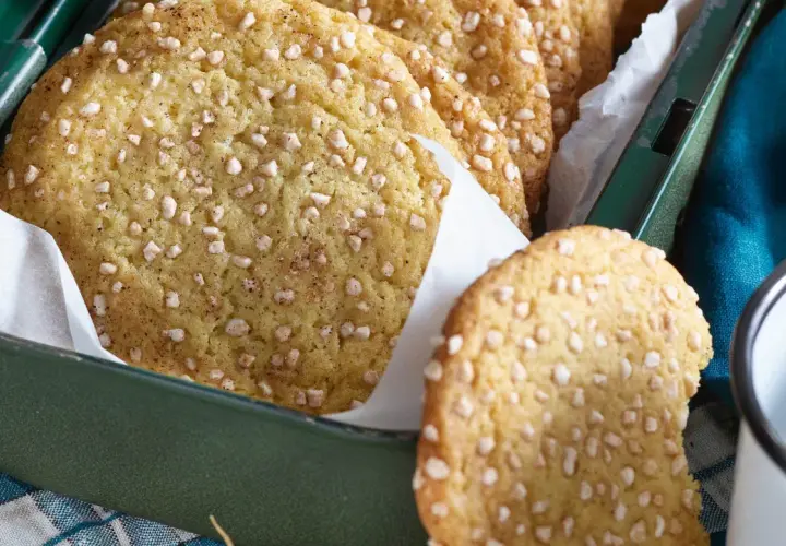 En burk med nybakade snickerdoodles, perfekta för ett mysigt fika. Detta snickerdoodle recept ger härligt sega kakor.